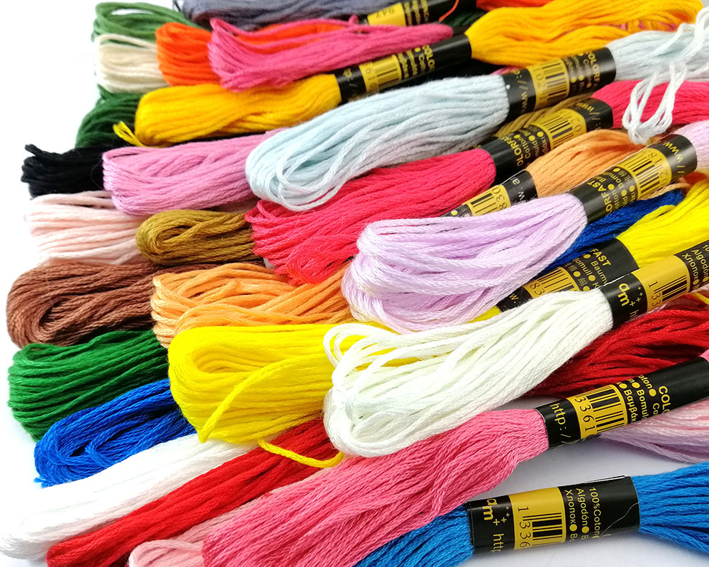 100 Skeins Of 8 Meters Each Different Colors A
