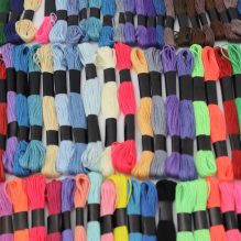 100 Skeins Of 8 Meters Each Different Colors