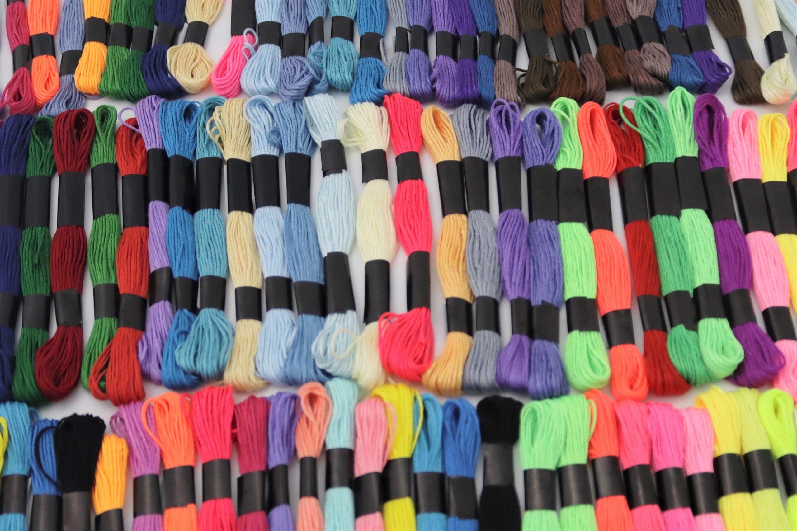 100 Skeins Of 8 Meters Each Different Colors