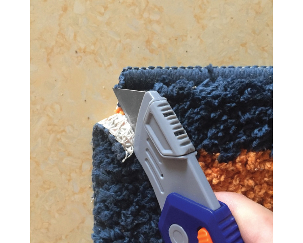 Lightweight Folding Utility Knife Cutter with 5 Blades - Image 7