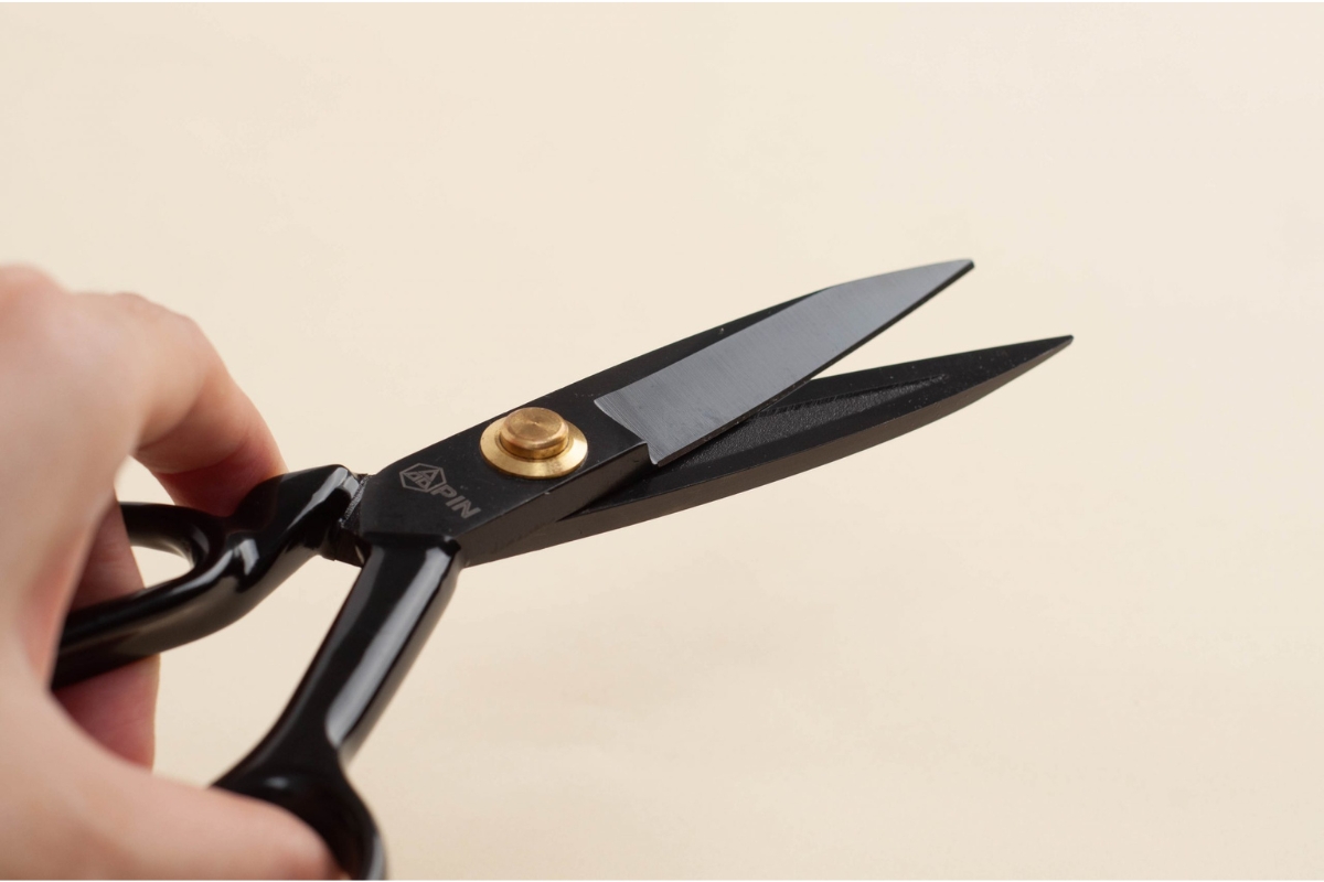 PIN Professional Tailor Scissors 8 Inch for Heavy Duty Cutting - Includes Thread Cutter - Image 4